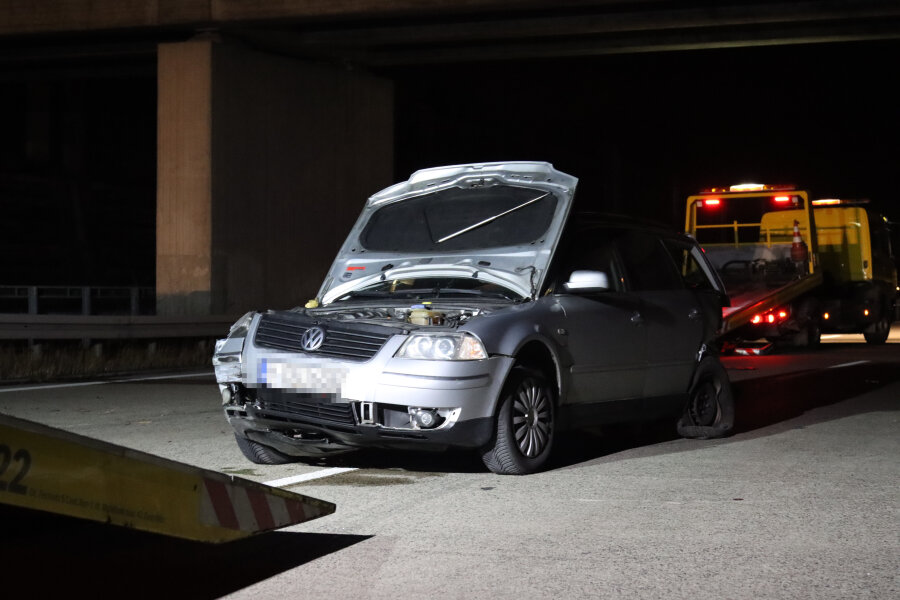 VW und Mercedes kollidieren auf A4 bei Glösa - 3 Verletzte - 
