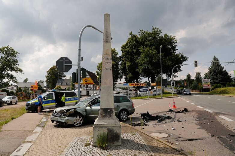 VW und Opel krachen an Kreuzung in Chemnitz zusammen - Bei einem Unfall an der Kreuzung Leipziger Straße/Chemnitzer Straße in Chemnitz krachten zwei Autos zusammen.