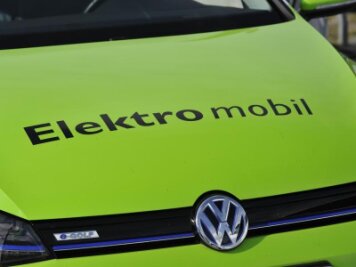 VW will in Zwickau Elektromodell nach Baukastenprinzip bauen - Schriftzug «Elektromobil», aufgenommen an einem VW.