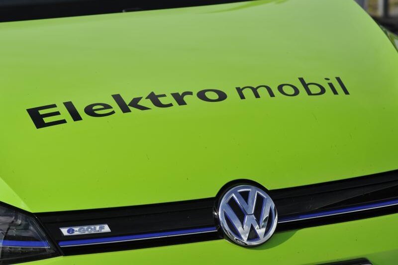 VW will in Zwickau Elektromodell nach Baukastenprinzip bauen - Schriftzug «Elektromobil», aufgenommen an einem VW.