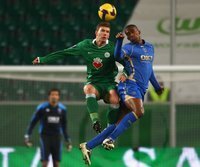 "Wölfe" souverän weiter - Wolfsburgs Edin Dzeko (l.) im Spiel gegen Portsmouth