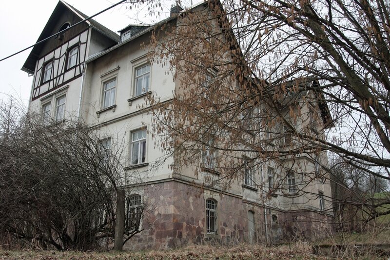 In diesem Haus in Wünschendorf hatte der Räuber seine Opfer überwältigt und zur Herausgabe von Wertgegenständen gezwungen.