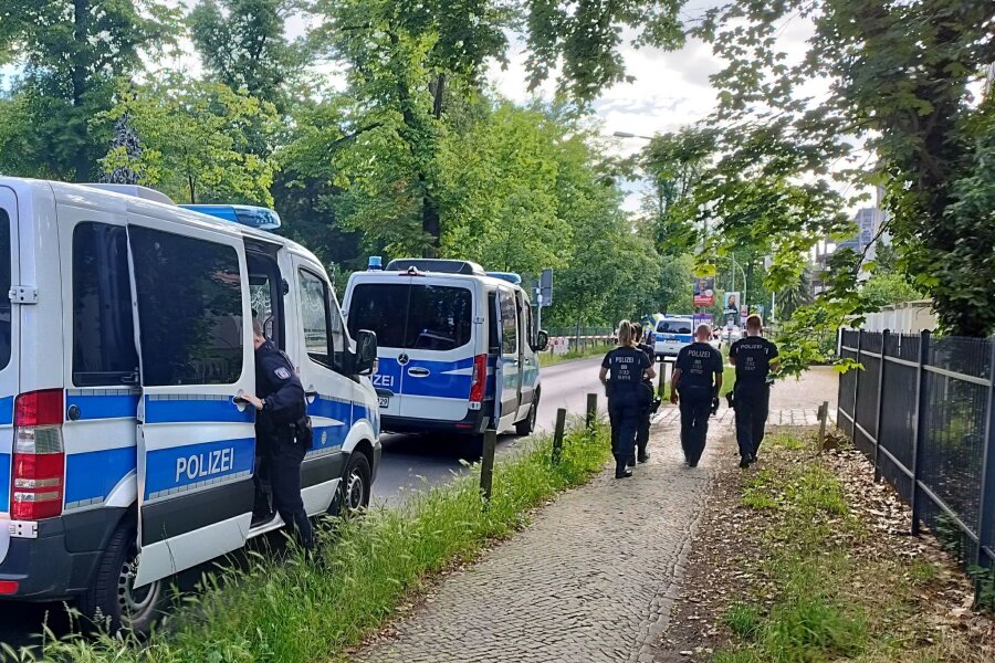 Wachmann einer Asylunterkunft getötet - Verdächtiger gefasst - Polizeieinsatz nach der Gewalttat in einer Flüchtlingsunterkunft in Potsdam.