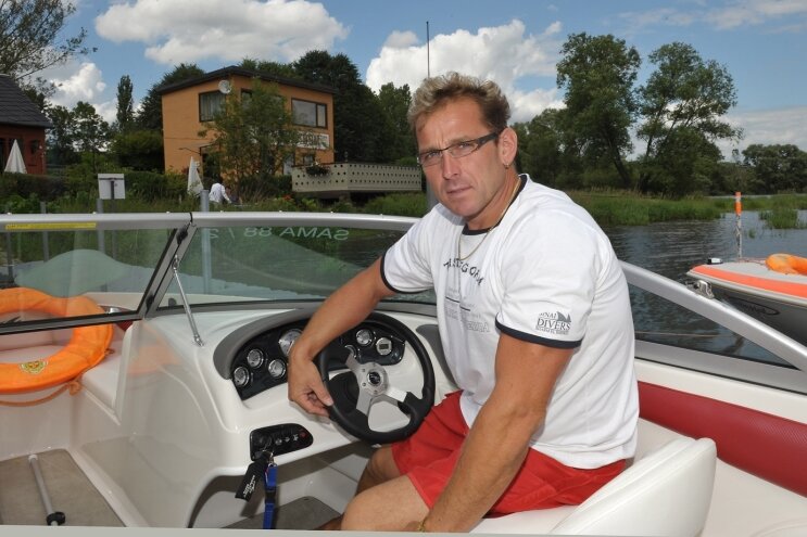 Jens Weigel, hier mit dem Motorboot "Elsterpfeil"