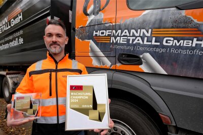 Wachstumschampion 2024: Hofmann Metall Zwickau gehört zu den Top 500 in Deutschland - Ehrung als „Focus Wachstumschampion 2024“ für das Unternehmen Hofmann Metall Zwickau: Betriebsleiter Christopher Reinhard mit dem Siegel.