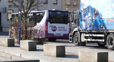 Wackelnde Granitplatten: Wird jetzt der Untergrund untersucht? - Die Fahrspur von der Haltestelle zur Kirchberger Straße ist durch Busse und Lastwagen stark belastet. 