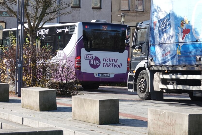 Wackelnde Granitplatten: Wird jetzt der Untergrund untersucht? - Die Fahrspur von der Haltestelle zur Kirchberger Straße ist durch Busse und Lastwagen stark belastet. 