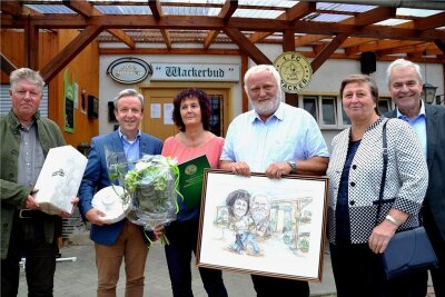Wackerbud-Wirte sagen nach mehr als 30 Jahren Adieu - Die Wackerbud-Wirte Thea und Wolfgang Dörschel (Mitte) haben sich in den Ruhestand verabschiedet. Die langjährigen Geschäftspartner der Sternquell-Brauerei waren nicht mit leeren Händen gekommen.