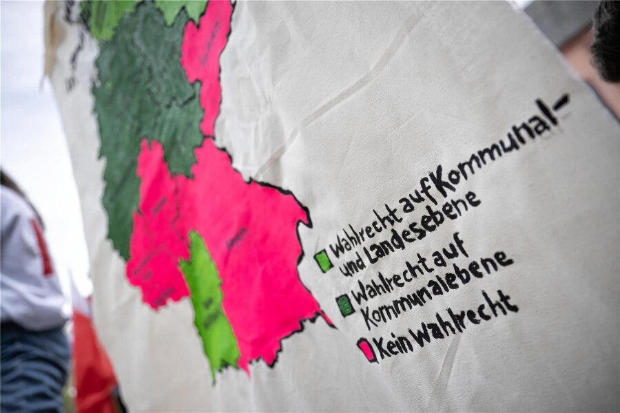 Wählen in Sachsen: Was 16- und 17-Jährige verärgern und verwirren könnte - In Rheinland-Pfalz wurde im Frühjahr schon einmal für die Absenkung des Wahlalters auf 16 Jahre demonstriert - mit einer Deutschlandkarte, auf der pink für kein Wahlrecht, dunkelgrün für Kommunalwahlrecht und hellgrün für Kommunal- und Landeswahlrecht steht.