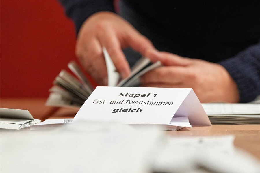 Wählen zu dürfen ist schön - Ein Wahlhelfer sortiert die Stimmzettel. Foto: Soeren Stache/dpa