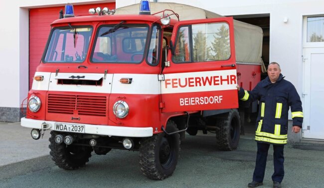 Wählt die Feuerwehr bald den Notruf? - Die Helfer aus Beiersdorf rücken noch mit einem 36 Jahre alten Fahrzeug aus.Für die Ersatzbeschaffung erhalten Gemeindewehrleiter Jan Blechschmidt und seine Kollegen eine finanzielle Unterstützung. 
