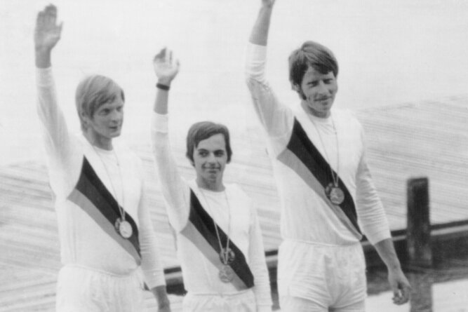 München, September 1972: Der Zweier mit Steuermann aus der DDR gewinnt in der Besetzung Wolfgang Gunkel, Klaus-Dieter Neubert und Jörg Lucke (v. l.) Olympiagold im Rudern. 