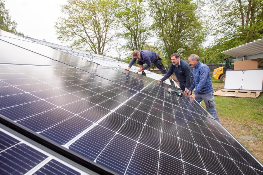 Während sich der Saisonstart weiter verzögert: Freibad Haselbrunn nimmt Fotovoltaikanlage in Betrieb - Im Mai war die Fotovoltaikanlage im Freibad Haselbrunn installiert worden. Sie wurde in zwei Reihen errichtet.