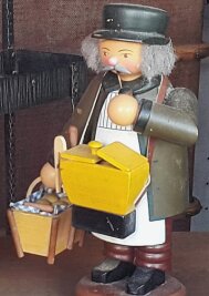 Wärschtlamo - ein Hofer Original - Ein "Wärschtlamo" als Räuchermann. Die Figur wurde in Hof in einem Schaufenster fotografiert. 
