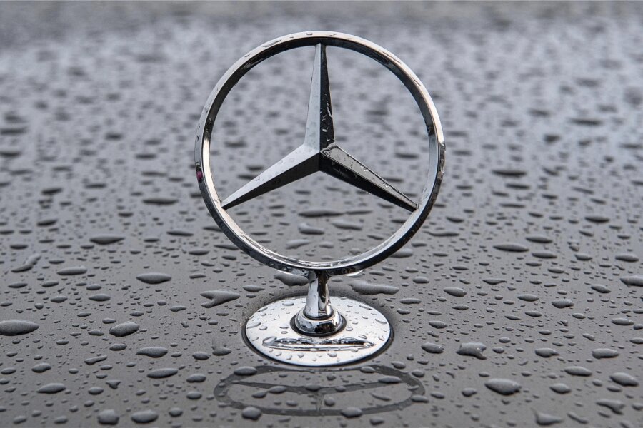 Waffe missbraucht: Mercedes-Scheibe geht in Plauen zu Bruch - Ein Mercedes ist am Sonntagnachmittag in Plauen beschädigt worden.