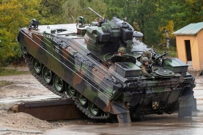 "Waffen in größtmöglichem Umfang" - Ein Schützenpanzer der Bundeswehr vom Typ Marder fährt während einer Übung über ein Hindernis. Nach dem Willen der Unionsfraktion soll auch dieses Waffensystem an die Ukraine geliefert werden. 