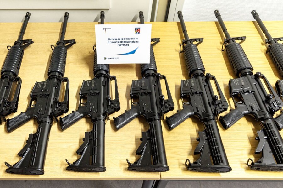 Waffendiebstahl am Güterbahnhof in Maschen - Sichergestellte Schusswaffen aus dem Diebstahl werden in Hamburg präsentiert.