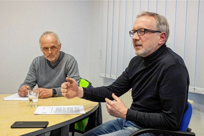 Waffenlieferungen an die Ukraine? Zwei Vogtländer im Streitgespräch - Waffenlieferungen an die Ukraine - ja oder nein? Jürgen Lösche und Olaf Horlbeck (rechts) trafen sich in der Plauener Lokalredaktion der "Freien Presse" zu einem Streitgespräch. 