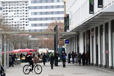 Waffenverbot oder Sozialarbeiter? Streit um Sicherheit in Chemnitzer Fußgängerzone - Tausende Menschen sind Tag für Tag in der Fußgängerzone Am Wall unterwegs. Immer wieder gibt es Kritik an Ordnung und Sicherheit. 