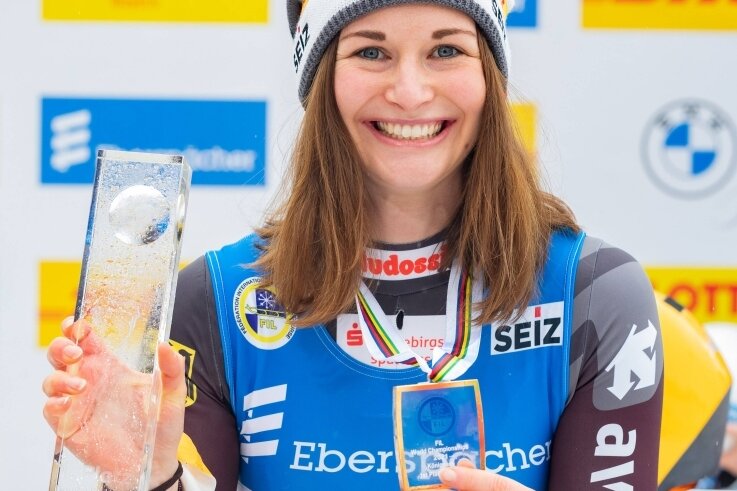 Mehrfach auf der Kandidatenliste für die Sporttalentewahl im Erzgebirge, nie ganz oben, aber dafür nun bereits dreimalige Weltmeisterin: Julia Taubitz, auf dem Foto mit Pokal und Medaille nach dem Gewinn der Welttitelkämpfe 2021 auf der Bahn in Schönau am Königssee. 