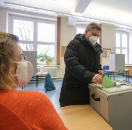 Wahl: Bürgermeister darf weitermachen - Amtsinhaber Uwe Weinert hat am Sonntagmittag seine Stimme zur Bürgermeisterwahl im Wahllokal in der Grundschule abgegeben. Im Rathaus wurde am Abend das Ergebnis bekanntgegeben. 