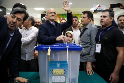 Wahl im Iran: Duell zwischen Reformer und Hardliner - Massud Peseschkian gibt in einem Wahllokal in Teheran seinen Stimmzettel ab.