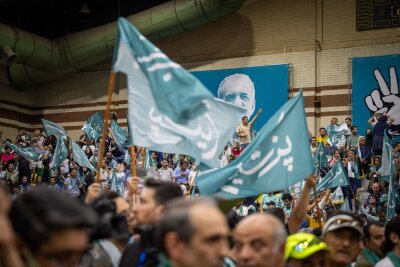 Wahl im Iran: Zwischen Hoffnung, Misstrauen und Machtkampf - Anhänger von Peseschkian (nicht im Bild), Präsidenschaftskandidat des Reformlagers, jubeln bei einer Wahlkampfveranstaltung in der Hauptstadt