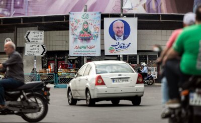 Wahl im Iran: Zwischen Hoffnung, Misstrauen und Machtkampf - Ein Wahlkampfplakat des amtierenden Parlamentspräsidenten, Mohammed Bagher Ghalibaf, hängt an einem Platz in Teheran.