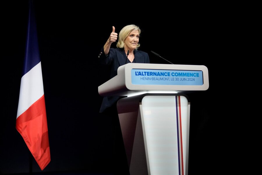Wahl in Frankreich: Rechtsnationale könnten Mehrheit holen - Daumen hoch: Die rechtsnationale französische Politikerin Marine Le zeigt sich nach der Veröffentlichung erster Hochrechnungen zufrieden.