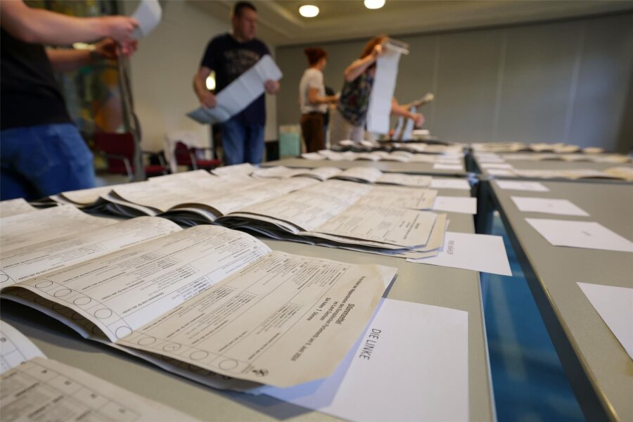 Wahl in Zwickau und Westsachsen: Erste Wahllokale fangen schon mit der Stadtratswahl an - Die Auszählung läuft.