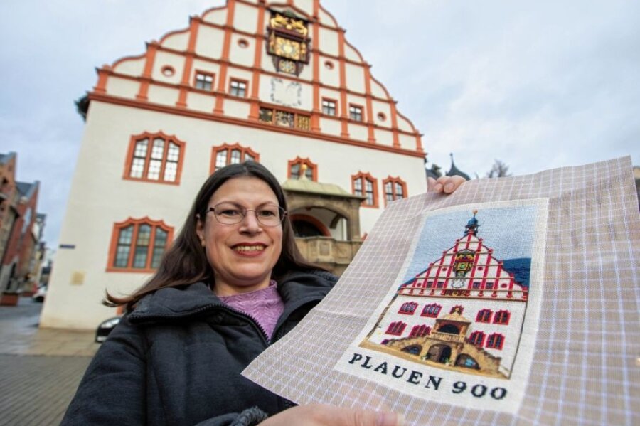 Wahl-Plauenerin drückt Heimatliebe in Fäden aus - Zum 900-jährigen Jubiläum der Stadt hat Wahl-Plauenerin Nicoleta Seidel eine aufwendige Stickerei des Plauener Rathauses angefertigt.