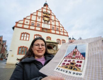 Wahl-Plauenerin drückt Heimatliebe in Fäden aus - Zum 900-jährigen Jubiläum der Stadt hat Wahl-Plauenerin Nicoleta Seidel eine aufwendige Stickerei des Plauener Rathauses angefertigt.