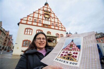 Wahl-Plauenerin drückt Heimatliebe mit Nadel und Faden aus - Zum 900-jährigen Jubiläum der Stadt hat Wahl-Plauenerin Nicoletta Seidel eine aufwendige Stickerei des Plauener Rathauses angefertigt.