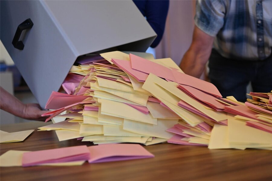 Wahl rund um Rochlitz: Rechtsextreme Freie Sachsen holen in Lunzenau 17 Prozent - alle Ergebnisse liegen vor - Rosa für die Kreistagswahl, gelb für die Stadtratswahl: Die Rochlitzer Wahlhelfer beim Auszählen der Stimmzettel.