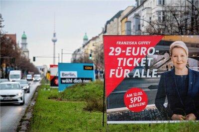 Wahl zum Abgeordnetenhaus, die Zweite - Wahlplakate wie hier an Frankfurter Allee sind derzeit in Berlin allgegenwärtig. Die Wahl zum Abgeordnetenhaus findet erneut statt.