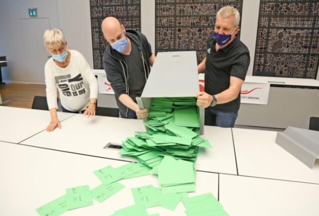 Wahlhelfer um Sachgebietsleiter Jörn Küttler (rechts) zählten am Dienstag mehr als zwei Stunden lang die Stimmen aus. 