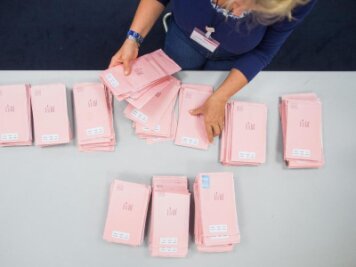            Eine Wahlhelferin sortiert Wahlbriefe.