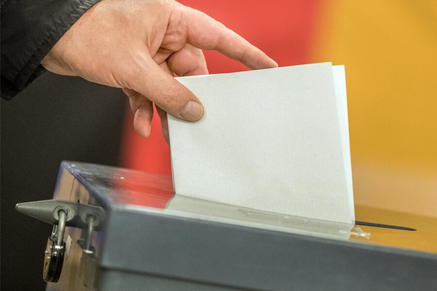Wahlen im Chemnitzer Umland: Limbach-Oberfrohna verzeichnet leichten Anstieg bei Wahlbeteiligung - Bis zu zehn Kreuze müssen heute im Chemnitzer Umland auf den Wahlzetteln gesetzt werden.
