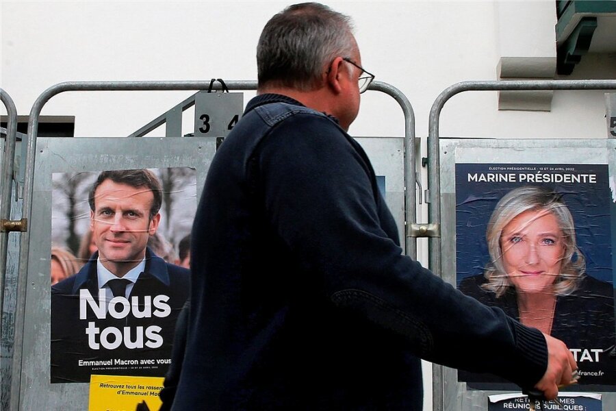 Wahlen in Frankreich - Le Pens Aufholjagd bedroht Macron - Der Abstand schmilzt: Wahlplakate mit Amtsinhaber Emmanuel Macron und Herausfordererin Marine Le Pen. 