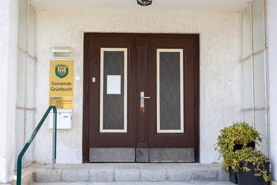 Wahlergebnis in Grünbach: Das sind die zehn neuen Gemeinderäte - Die Tür zum Grünbacher Gemeindeamt: Für welche Kandidatinnen und Kandidaten öffnet sie sich zu den Gemeinderatssitzungen?