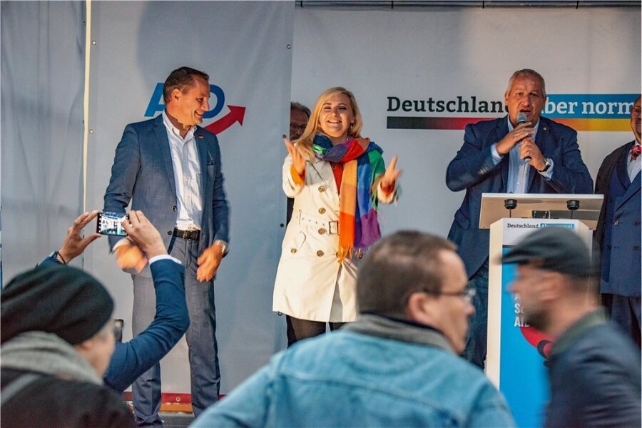 Die AfD feiert sich in Freiberg: Bundessprecher und Spitzenkandidat Tino Chrupalla (links), Mittelsachsens Direktkandidatin Carolin Bachmann und Moderator Mike Moncsek. 