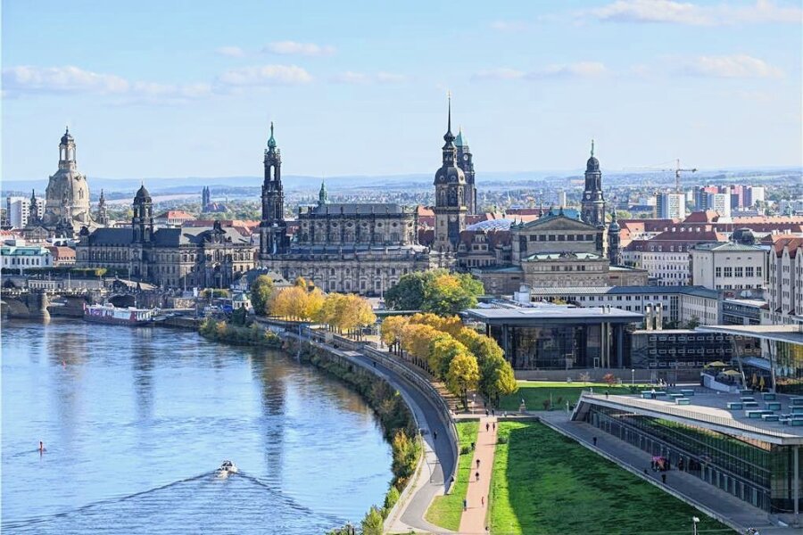 Wahlkreisreform: Vogtland verliert in Dresden an Einfluss - Der Sächsische Landtag an der Elbe in Dresden vor dem Elbflorenz.