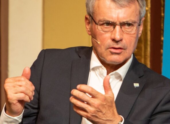 Wahlniederlage: Vize-Landrat Uwe Drechsel zieht zurück - Uwe Drechsel agierte zum Wahlforum der "Freie Presse" zurückhaltend. Ein Fehler? Akzente setzten an dem Abend vor allem Thomas Fiedler (SPD), Roberto Rink (DSU für die AfD) und Janina Pfau (Linke). Sie alle aber ließ Thomas Hennig (CDU) im ersten Wahlgang mit weitem Abstand hinter sich. 