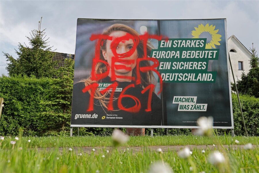 Wahlplakate: Bislang nicht gekannte Zerstörungswelle im Landkreis Zwickau - Sehr häufig ist die Wahlwerbung der Grünen von Attacken betroffen. Werden die Plakate nicht abgerissen werden sie mit beleidigenden Äußerungen beschmiert.