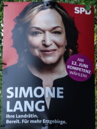 Wahlplakate im Erzgebirge: Welche Kandidaten überzeugen, welche fallen durch? - Simone Lang setzt auf Kompetenz. 