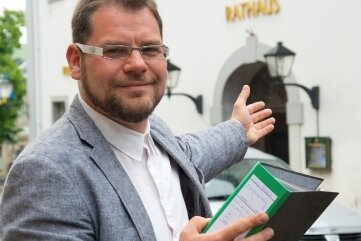 Wahlsieg ohne Veggie-Day -  Der Neue: Conny Göckeritz vor dem Rathaus in Schlettau. 