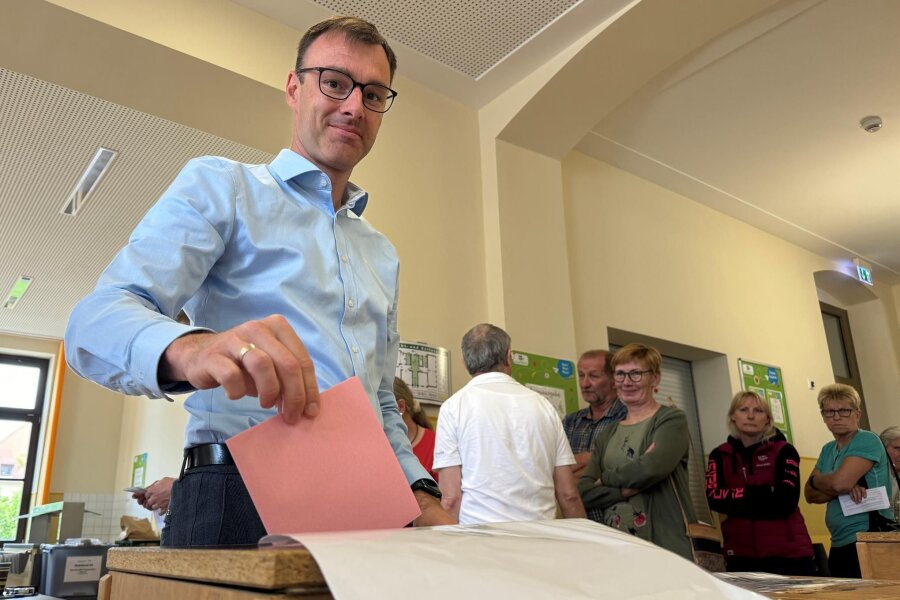 Wahlsonntag in Frankenberg und Umgebung hat Fahrt aufgenommen - Frankenbergs Bürgermeister Oliver Gerstner bei der Stimmabgabe im Martin-Luther-Gymnasium.