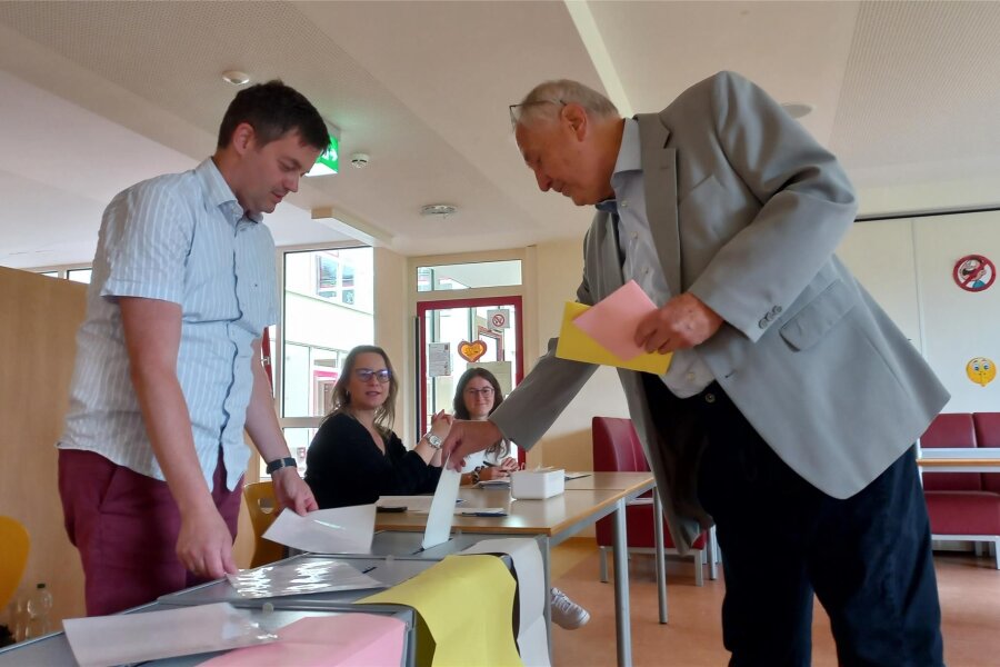 Wahlsonntag in Freiberg und Umgebung hat begonnen - Der Stadtrat Jürgen Bellmann (r.) bei seiner Stimmabgabe 9 Uhr auf dem Freiberger Wasserberg. Bellmann tritt nicht noch einmal für den Stadtrat an.