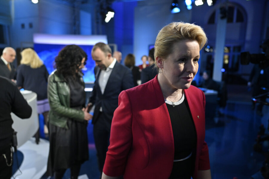 Berlin: Franziska Giffey (SPD), Spitzenkandidatin der SPD, verlässt das RBB-Studio im Abgeordnetenhaus. Im Hintergrund sprechen Bettina Jarasch (Bündnis 90/Die Grünen), Spitzenkandidatin der Grünen, und Sebastian Czaja (FDP), Spitzenkandidat der FDP.