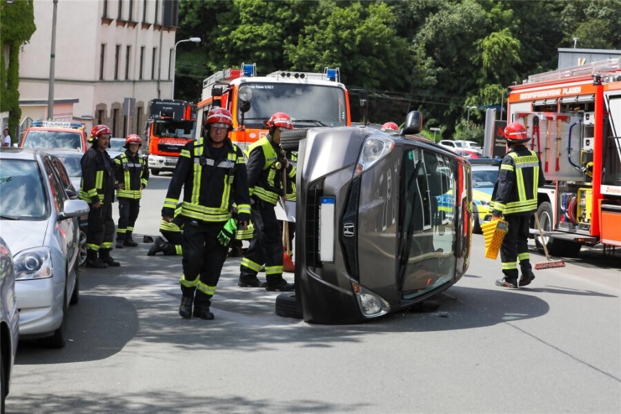Wahrscheinlich Totalschaden nach Unfall in Plauen - Das Fahrzeug der Unfallverursacherin kippte auf die Seite.
